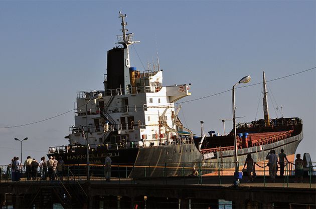 корабль в порту сухума