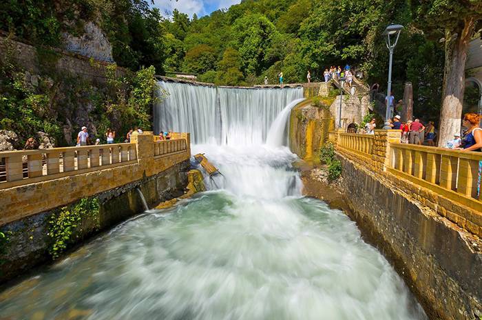   Рукотворный водопад в Афоне 