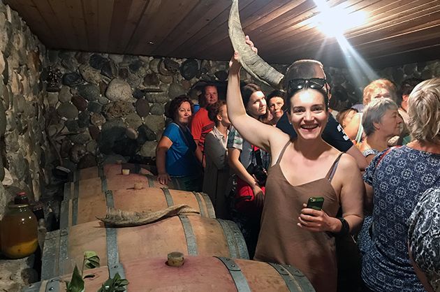 туристы отеля на дегустации вин 