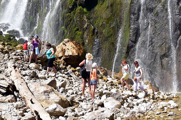 туристы на гегском водопаде 