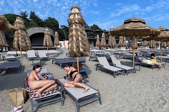  Гости на пляже комплекса 