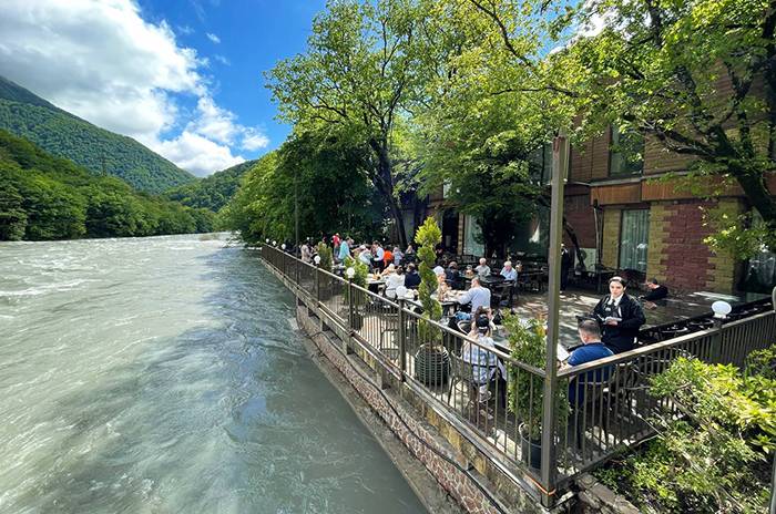  Туристы в кафе на реке Бзыбь 