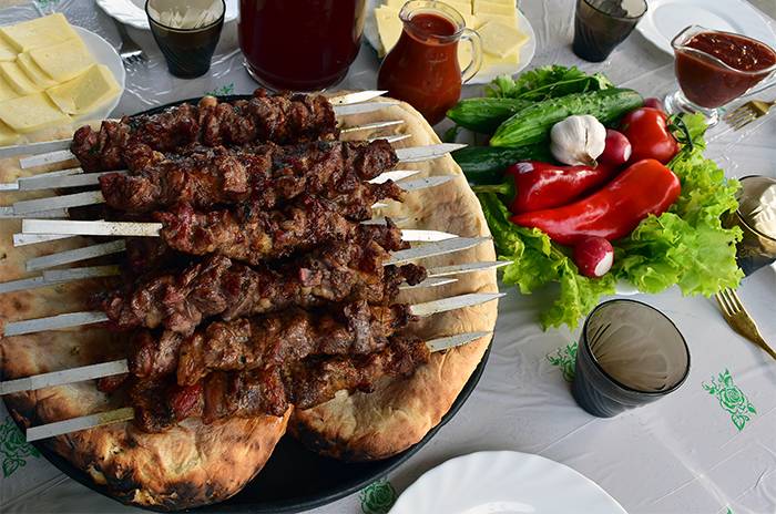  Застолье с шашлыками 