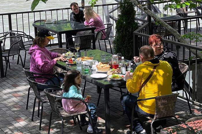  Гости в кафе в Рицинском парке 