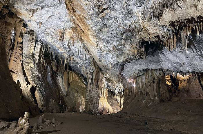  Зал пещеры Абрскила в Отапе 