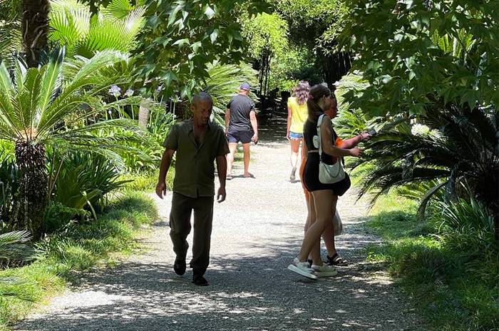  Туристы на прогулке в дендропарке 