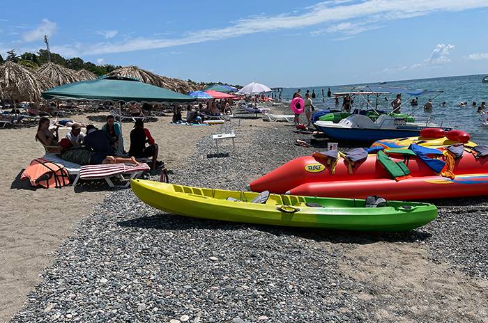  Гости на городском пляже 