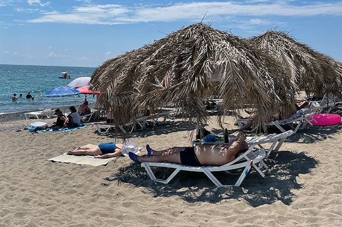  Гости на городском пляже 