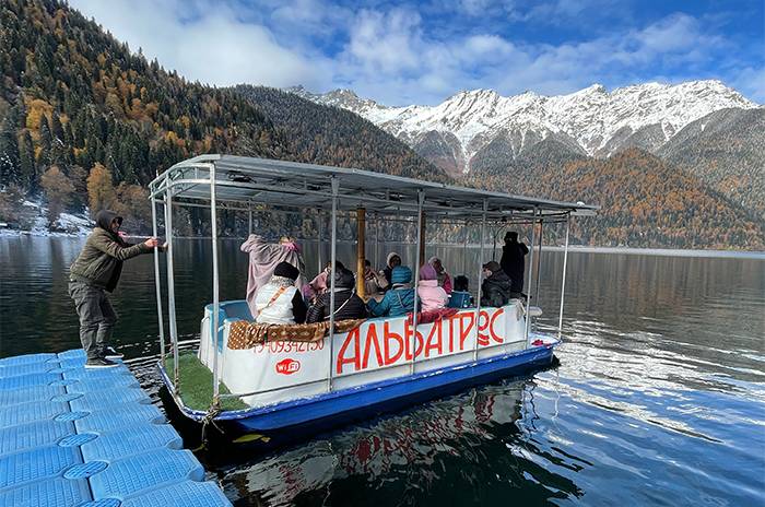  Гости на озере Рица. 