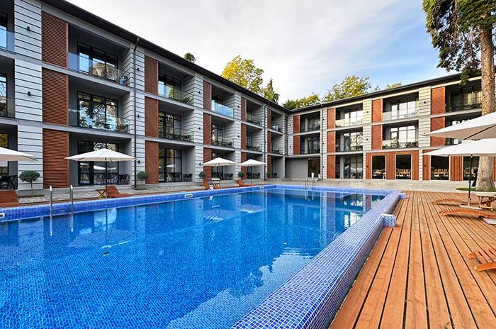  Корпус отеля и бассейн 