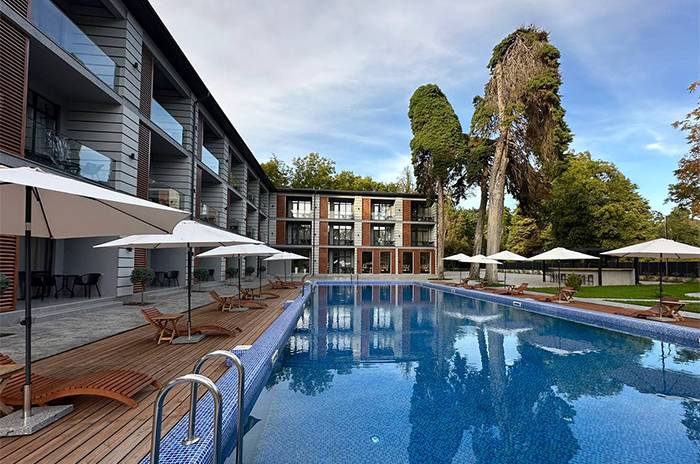  Корпус отеля и бассейн 