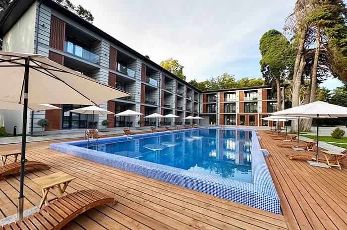  Бассейн и корпус отеля 