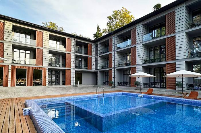  Корпус и бассейн отеля 