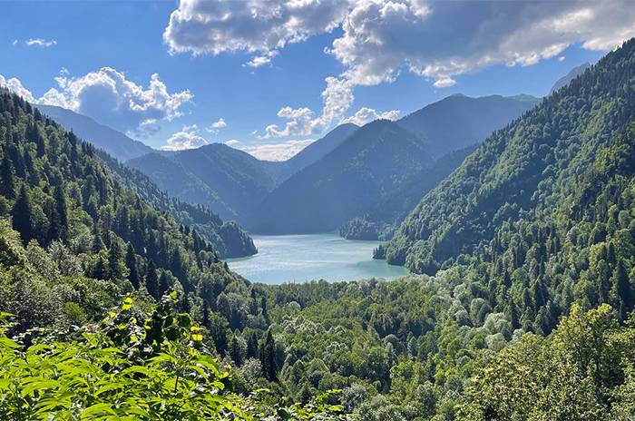  Панорама на озере Рица 