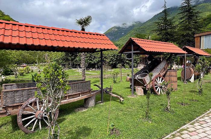  Абхазский двор на Бзыби 